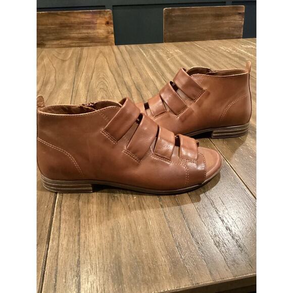 Miz Mooz Dewdrop Leather Sandals - Picture 4 of 10